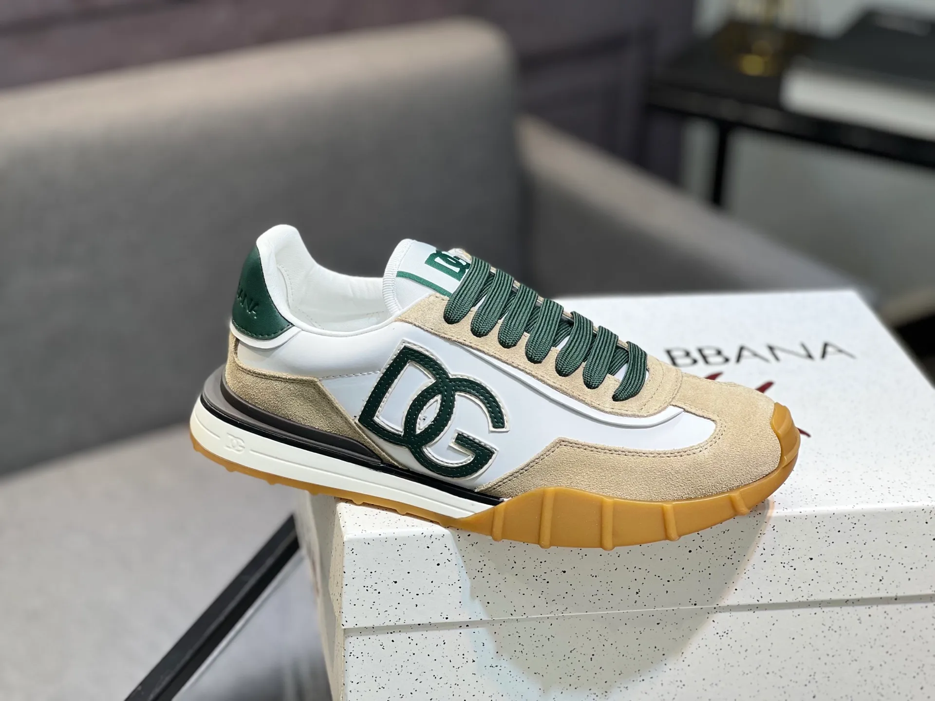 Men's shoes 💰560 Dolce&Gabbana D&G's latest casual sports shoes. Original purchase, development and production. DG's latest explosion. The tongue has the brand's iconic details. It is fashionable and versatile and can add luster to various looks. Create an exquisite design with unique dynamic vitality and modern atmosphere, showing modern and elegant style. Exquisite packaging at the delivery counter🛍📦 ▪️Fabric: Original customized cowhide, lining: Original customized breathable lining, Size: Men's 38-44 (45 46 customized)